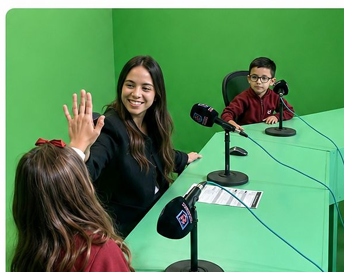 Profesora y alumnos grabando en un plató de croma verde