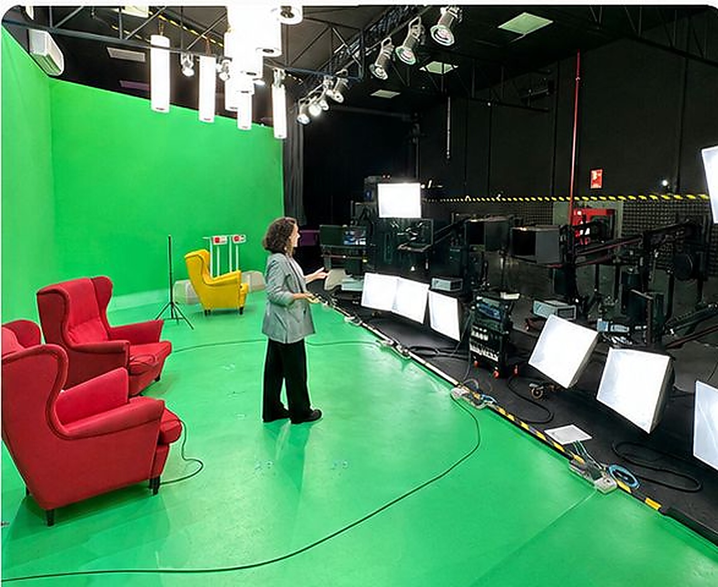 Plató de croma verde de los estudios, con sillones y equipo de iluminación